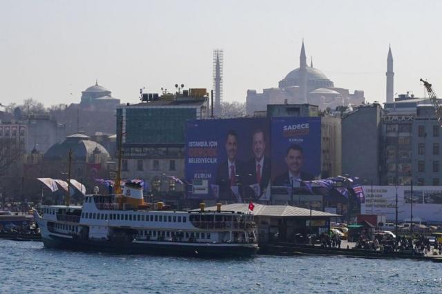 Fatih ilçesine bağlı Eminönü semtindeki, AKP'ye ait seçim afişler