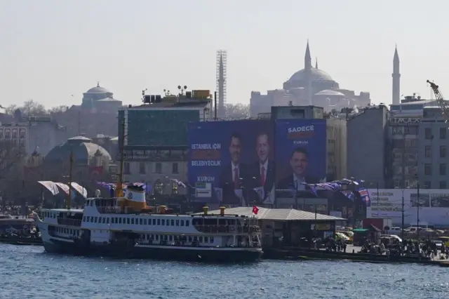 Fatih ilçesine bağlı Eminönü semtindeki, AKP'ye ait seçim afişler