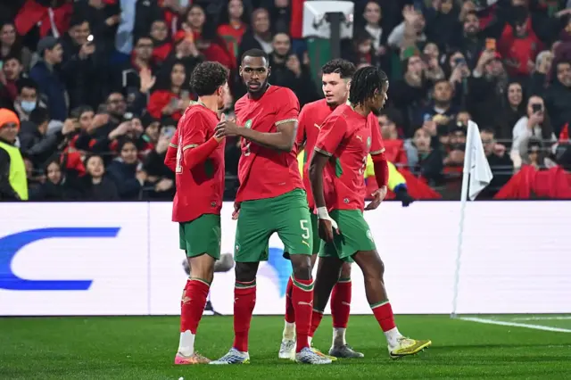 Neil El Aynaoui (Maroc) célèbre son but avec ses coéquipiers lors d'un match amical international opposant le Maroc au Paraguay, le 31 mars 2026 à Lens, en France.