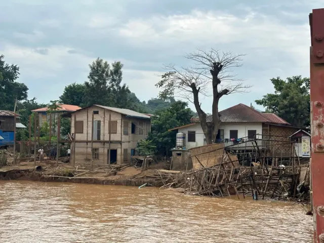 အင်းလေးကန်ထဲကို စီးဝင်တဲ့ ဘီလူးချောင်းရေ ရုတ်တရက်ကြီးခဲ့တာကြောင့် ချောင်းဘေး အင်းတိန်ရွာက နေအိမ် ၁၅ လုံးထက်မနည်း ပျက်စီးခဲ့ပါတယ် 