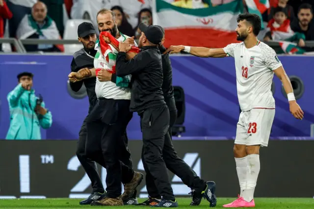 یکی از تماشاگران ایرانی در جام جهانی قطر که در جریان مسابقه با امارات به زمین بازی پرید