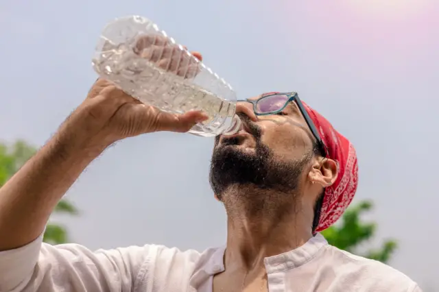 पाणी पिताना एक तरुण