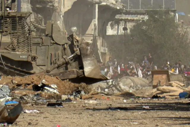 වෙඩි හඬ ඇසෙමින් හා ඊශ්‍රායල ටැංකි සහ කැණීම් කරන්නන් ගමන් කරමින් සිටියදී අල්-ෂිෆා රෝහලෙන් පිටව ගිය සිය ගණනක් ඇතුළු පලස්තීනුවන් ගාසා නගරයෙන් පයින් පලා යන අයුරු දක්නට ලැබේ.