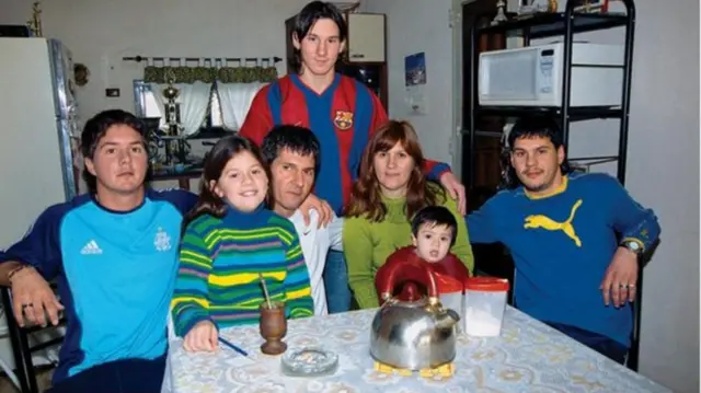 مسی با بردارش رودریگو، خواهرش ماریا سل، پدرش خورخه، مادرش سلیا، خواهرزاده‌اش توماس و برادرش ماتیاس در سال ۲۰۰۳