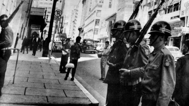 Soldados brasileiros patrulham as ruas de São Paulo em 3 de abril de 1964, após o golpe militar que levou à derrubada do presidente João Goulart 