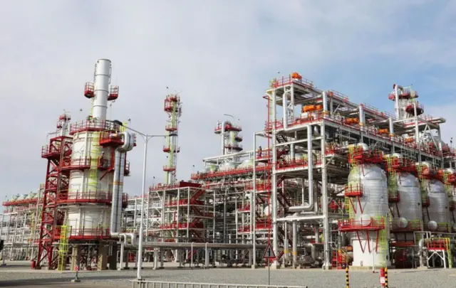 Россиянинг "Лукойл" компанияси томонидан ишга туширилган "Қандим газни қайта ишлаш мажмуаси"нинг умумий кўриниши 2018-йил 19-апрел, Ўзбекистоннинг Бухоро вилояти.