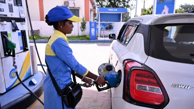 మహిళలు నడిపే పెట్రోల్ బంకు