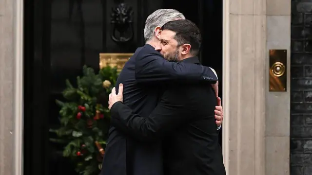 Прем'єр-міністр Великої Британії Кір Стармер вітає президента України Володимира Зеленського на Даунінг-стріт 8 грудня 2025 року в Лондоні