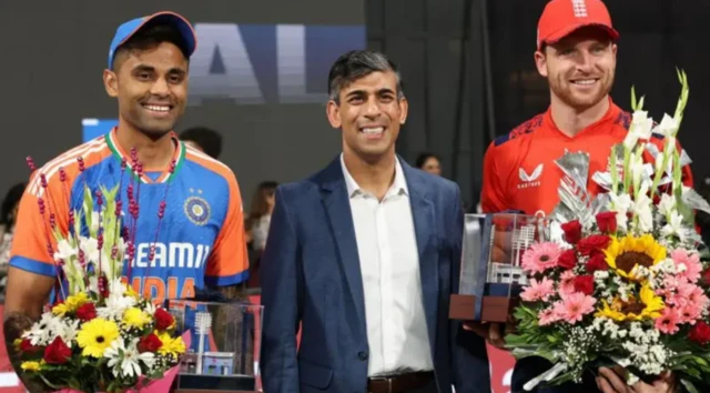 ਸਾਬਕਾ ਪ੍ਰਧਾਨ ਮੰਤਰੀ ਰਿਸ਼ੀ ਸੁਨਕ (ਵਿਚਕਾਰ) ਭਾਰਤੀ ਕ੍ਰਿਕਟਰ ਸੂਰਿਆ ਕੁਮਾਰ ਯਾਦਵ ਅਤੇ ਇੰਗਲੈਂਡ ਦੇ ਕ੍ਰਿਕਟਰ ਜੋਸ ਬਟਲਰ ਨਾਲ