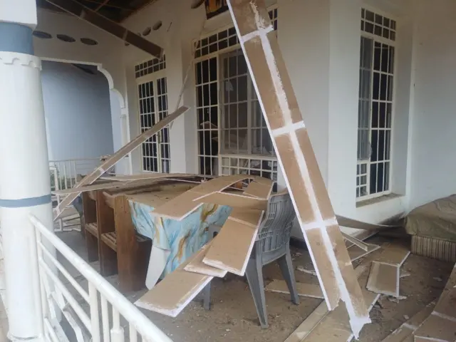 Kinanira 4, kuri avenue Mpimba hafi ya Camp Base insenge z'inzu nyinshi zabomotse