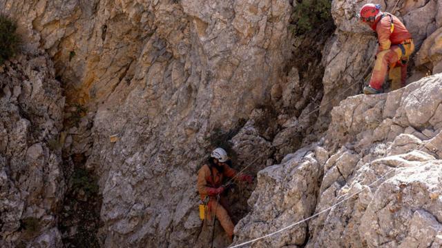 Dois homens usando cordas e equipamentosroleta xxxtremeescaladaroleta xxxtremeárea rochosa