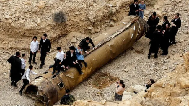 İsrail'in güneyindeki Arad'da bir balistik füze kalıntısı