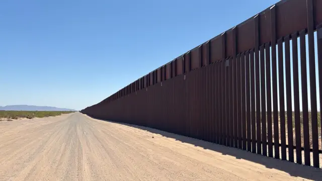 El muro que divide Estados Unidos y México en ciertos puntos de la frontera.