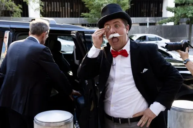 У здания суда