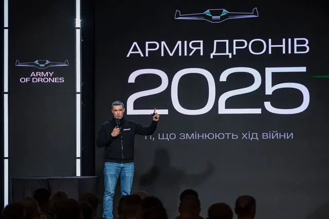 Федоров на сцені на тлі плаката Армія дронів 2025