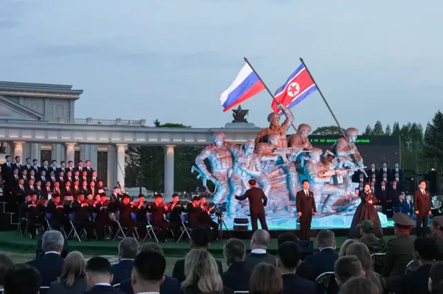 Оркестр играет перед памятником