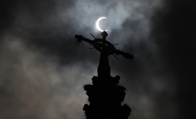 Una vista del eclipse en Cali, Colombia