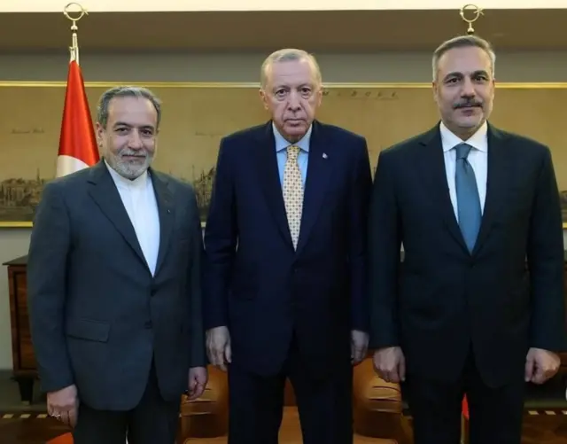 آقای عراقچی با اردوغان هم دیدار کرد در این تصویر هاکان فیدان وزیر خارجه ترکیه هم حضور دارد 