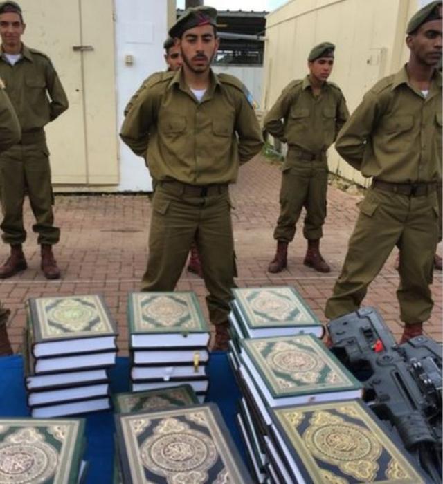 مجندون من عرب إسرئيل يؤدون القسم على القرآن خلال مراسم تخرجهم