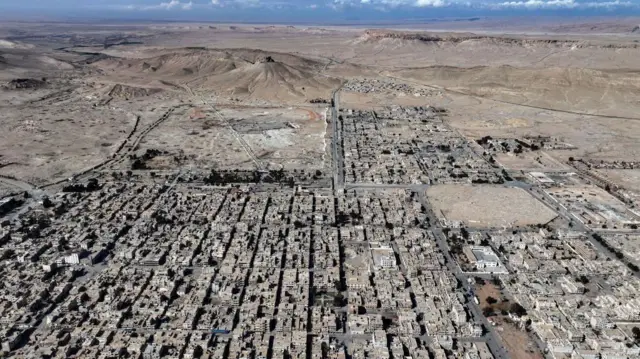 Palmira'nın drone ile çekilmiş fotoğrafı. Yerleşim yerleri, yollar ve kentin ötesinde bulunan çöl gözüküyor.