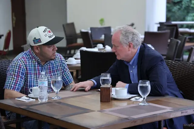 Kilmar Ábrego y el senador Chris Van Hollen en un encuentro en El Salvador