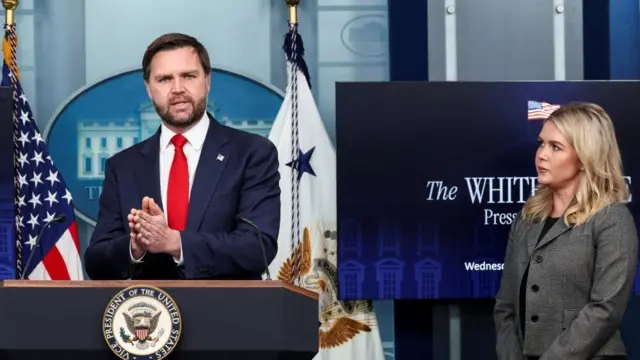 የአሜሪካ ምክትል ፕሬዝዳንት ጄዲ ቫንስ እና ፕሬስ ሴክሬታሪዋ ካሮላይን ሌቪት በዋይት ሀውስ ጋዜጣዊ መግለጫ ላይ