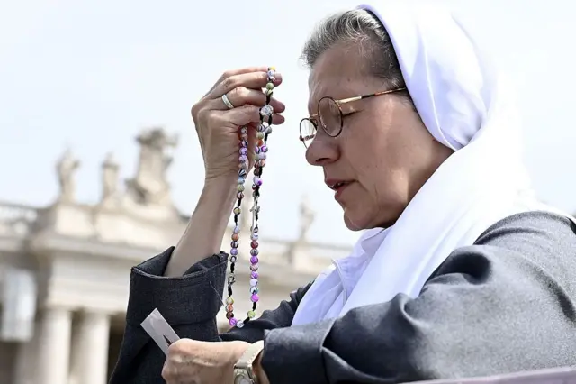 Malaman addinin kirista na ci gaba da addu'o'i a dandalin St Peter da ke Vatican bayan ɓullar labarin rasuwar Fafaroma Francis