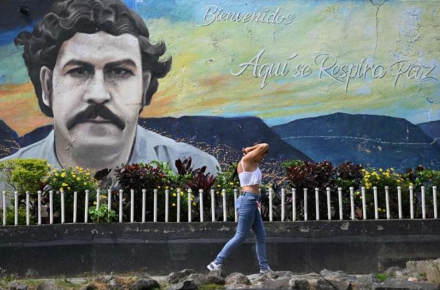 Mural com foto de Pablo Escobar