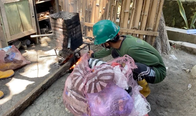 Sebelum sampah dikirim ke UPT Jatian, ada tim khusus atau petugas kebersihan yang melakukan pengumpulan sampah di asrama santri, baik putra maupun putri.