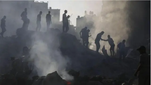 বৃহস্পতিবার বুরেইজ শরণার্থী শিবিরে তল্লাশি চালাচ্ছে ফিলিস্তিনিরা।