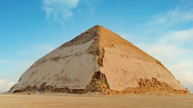 الهرم منكسر الأضلاع من عهد الملك سنفرو في دهشور