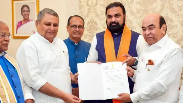 ਸਮਰਾਟ ਚੌਧਰੀ, ਰਾਜਪਾਲ ਸੱਯਦ ਅਤਾ ਹਸਨੈਨ ਨੂੰ ਸਰਕਾਰ ਬਣਾਉਣ ਦਾ ਦਾਅਵਾ ਪੇਸ਼ ਕਰਦੇ ਹੋਏ। ਨਾਲ ਬੀਜੇਪੀ ਦੇ ਸੀਨੀਅਰ ਨੇਤਾ ਸ਼ਿਵਰਾਜ ਸਿੰਘ ਚੌਹਾਨ ਅਤੇ ਹੋਰ ਨੇਤਾ ਵੀ ਖੜ੍ਹੇ ਹਨ।