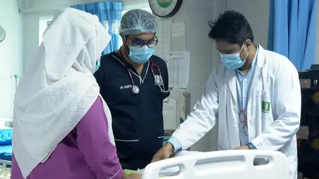দুজন নার্সকে রোগীর ফাইলের বিষয়ে নির্দেশনা দিচ্ছেন চিকিৎসক