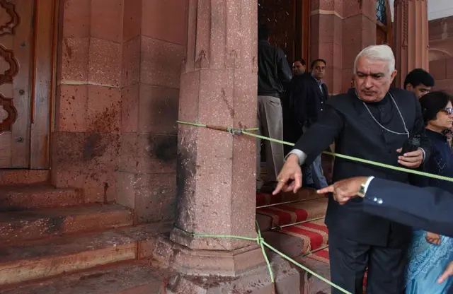 સંસદભવન ઉપર હુમલા પછી નિરીક્ષણ કરી રહેલા સુરક્ષાકર્મીઓ