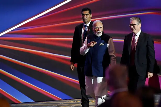 দুই দেশের প্রধানমন্ত্রীর মধ্যে বাণিজ্য, প্রতিরক্ষা, বিনিয়োগসহ একাধিক বিষয়ে আলোচনা হয়েছে।