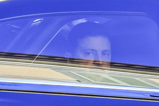 Зеленський сидить у машині 