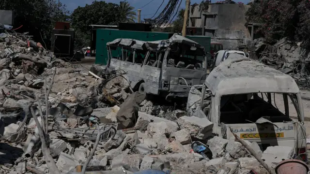 Lübnan’ın güneyindeki Sur kentindeki UNESCO Dünya Mirası Listesi’nde yer alan ve İsrail hava saldırısında vurulan, Roma dönemine ait El Bass kalıntılarının dışında hasar görmüş otobüsler (25 Haziran 2026)