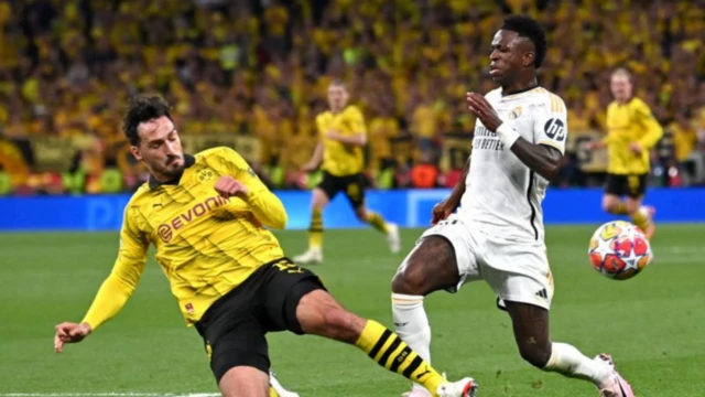 Vinicius dey try get di ball