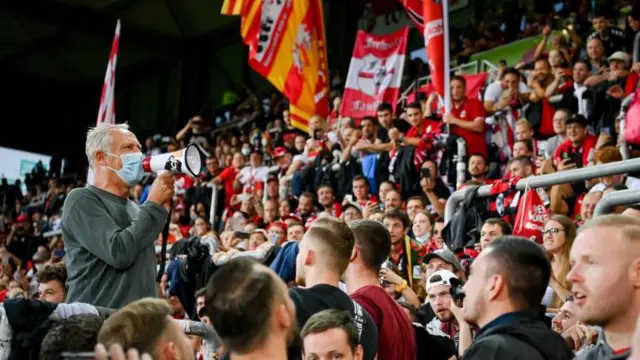 صحبت اشترایش با هواداران پس از آخرین بازی فرایبورگ در ورزشگاه سابق خود در سپتامبر ۲۰۲۱ 