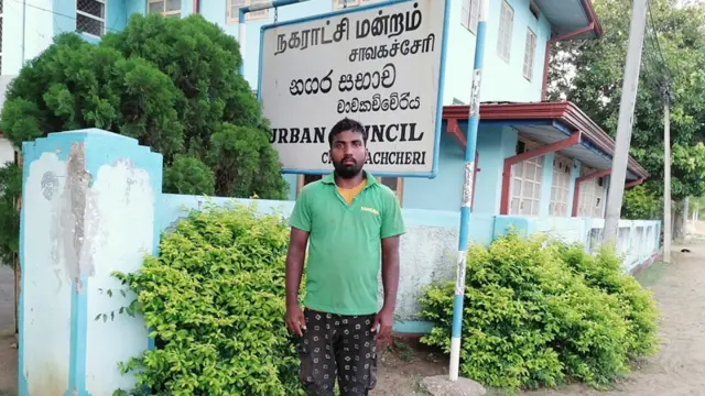 குப்பை மேட்டுக்கு போன தங்க நகைகள்: உரிமையாளரிடம் ஒப்படைத்த தொழிலாளியின் நேர்மைக்கு குவியும் பாராட்டு