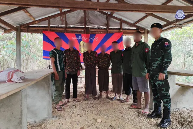 KNU ဆီလက်နက်ချလာတဲ့ စစ်မှုထမ်းသင်တန်းဆင်းတွေ 