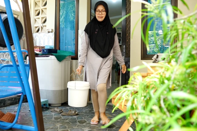 Safoni, 62 tahun rutin memilah dan mengumpulkan sampah dapurnya ke Koperasi Kompos besutan Shanty.