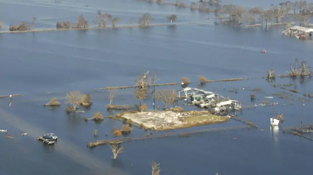 Un paisaje inundado en Cameron Parish tras el huracán Rita.