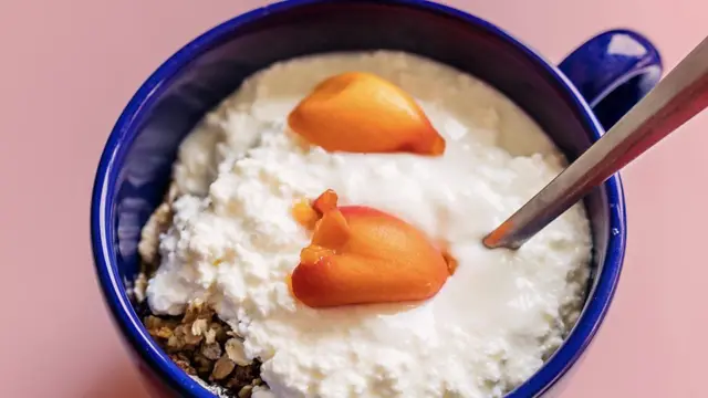 ਕੇਫੀਰ ਨੂੰ ਦੁੱਧ ਅਤੇ ਕੇਫੀਰ ਦੇ ਅਨਾਜ ਨੂੰ ਫਰਮੈਂਟ ਕਰਕੇ ਬਣਾਇਆ ਜਾਂਦਾ ਹੈ