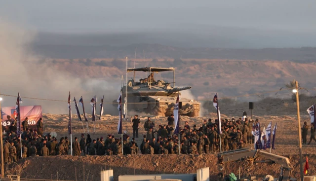 Gazze'deki İsrail askerleri bir üste bir arada görülüyor