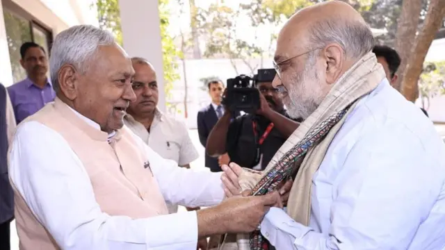 नितीश कुमार यांच्या उमेदवारी अर्जानिमित्त गृहमंत्री अमित शहा पटना येथे पोहोचले.