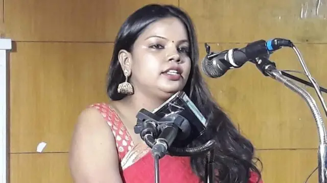 அடர் சிவப்பு நிற லிப்ஸ்டிக், பெண்ணுடல்