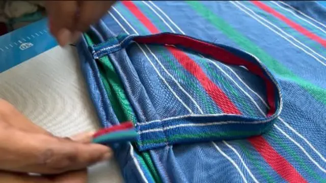 થેલીનો ફોટો
થેલી સીવડવવા આવેલી મહિલાઓ થેલી સીવતા પારુલ બહેન સાથે વાત કરી રહ્યા છે. માય થેલી યાદોની થેલી અમદાવાદ બીબીસી ગુજરાતી જૂના કપડાં પ્લાસ્ટિકનું પ્રદુષણ પ્રદૂષણ