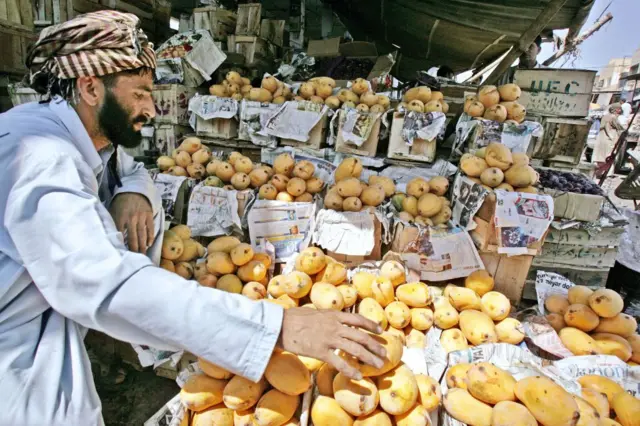 ইসলামাবাদের একটি ফলমান্ডিতে আমের পসরা নিয়ে বিক্রেতা