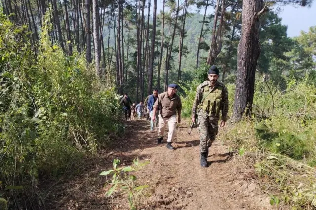 छानबीन के लिए पहुंचे अधिकारी